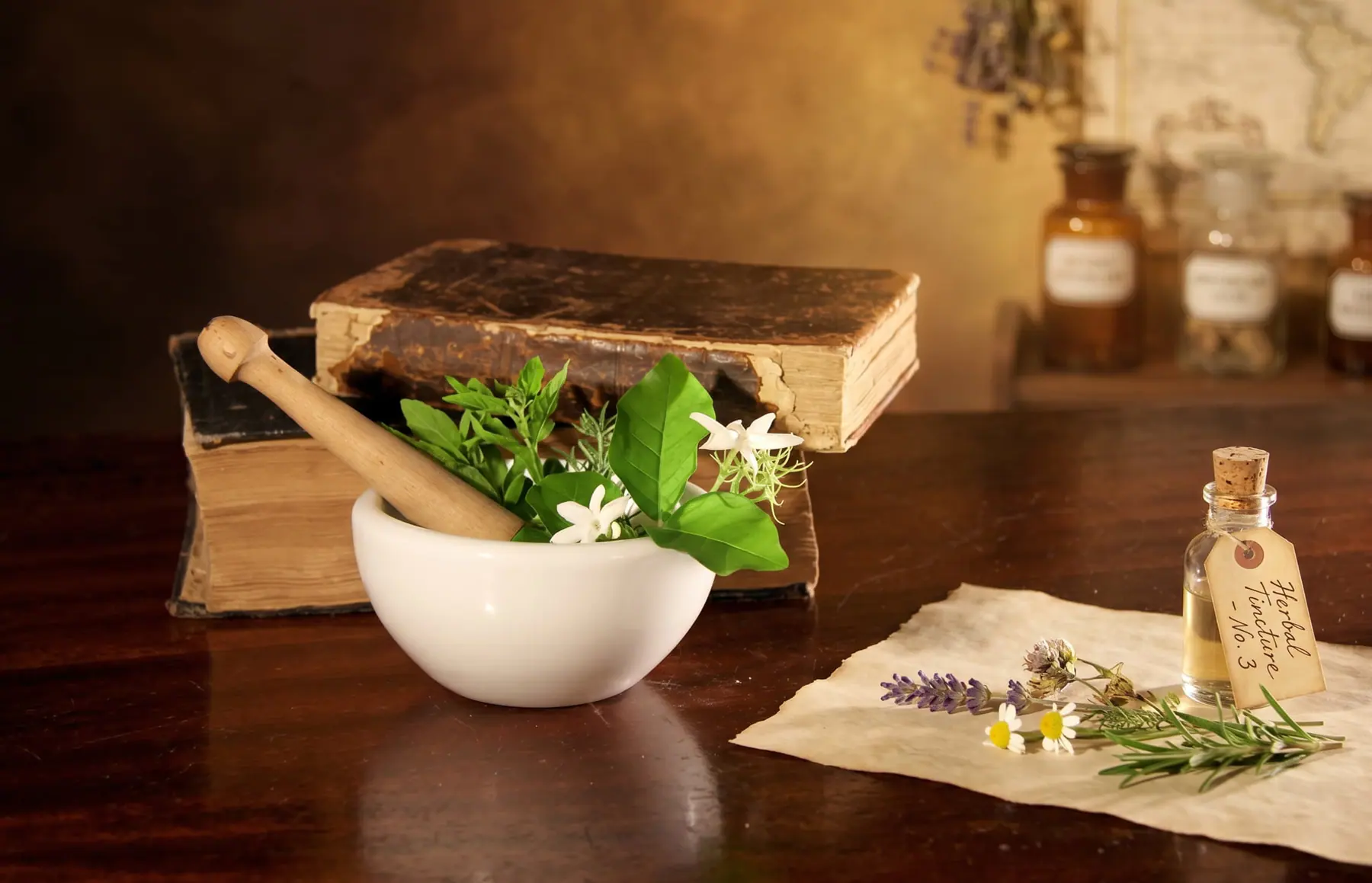 Mortero con hierbas frescas y frasco de vidrio: suplementos de origen vegetal